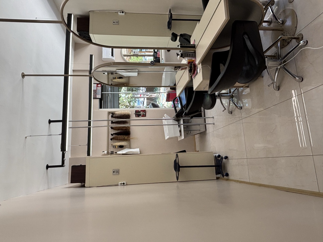 Derya & Derya salon içi — kemerli aynalı çalışma istasyonları
