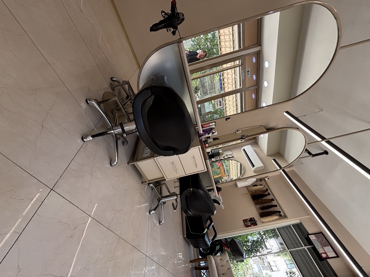 Doğal ışıklı salon köşesi